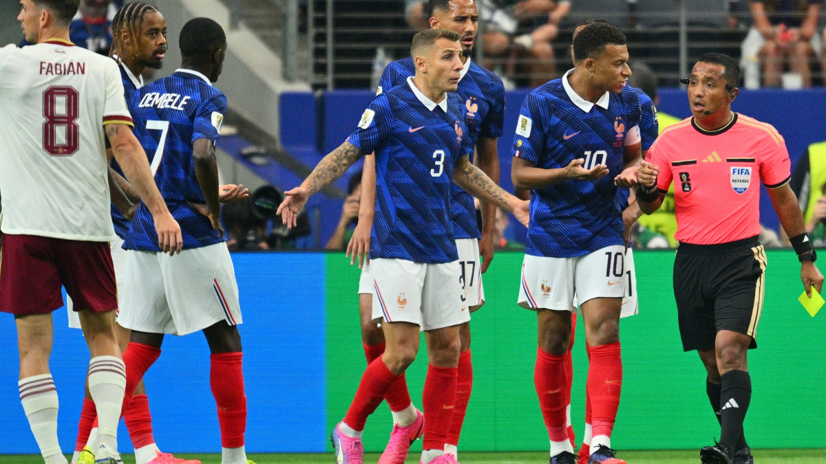 Collina responde a la pregunta irónica de Deschamps sobre Barton: "Sí, definitivamente tiene nivel"