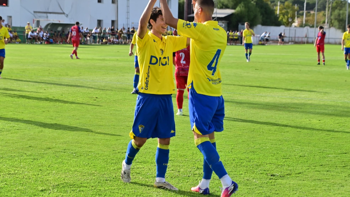 El Cádiz se lleva el Memorial Diego Fernández con un contundente 7-0 sobre el Barbate