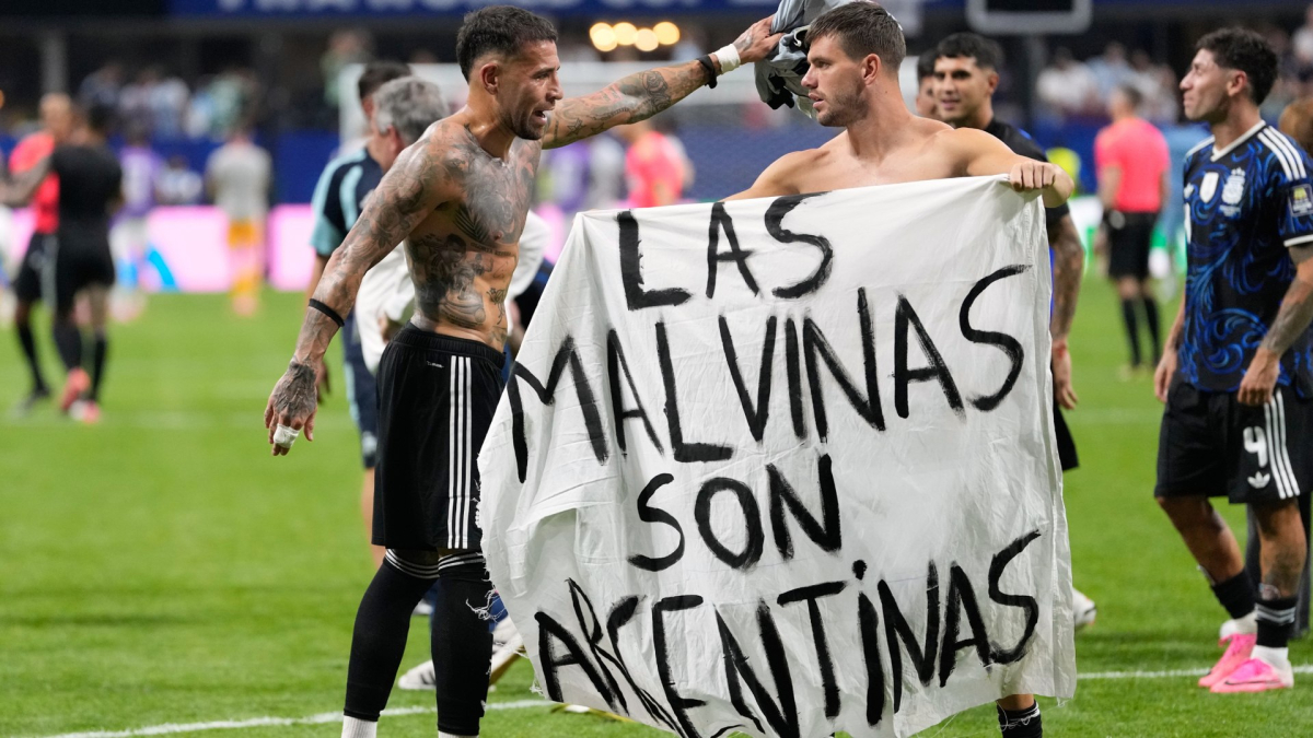 Piden la expulsión de la Premier de los argentinos que sacaron la pancarta "las Malvinas son argentinas"