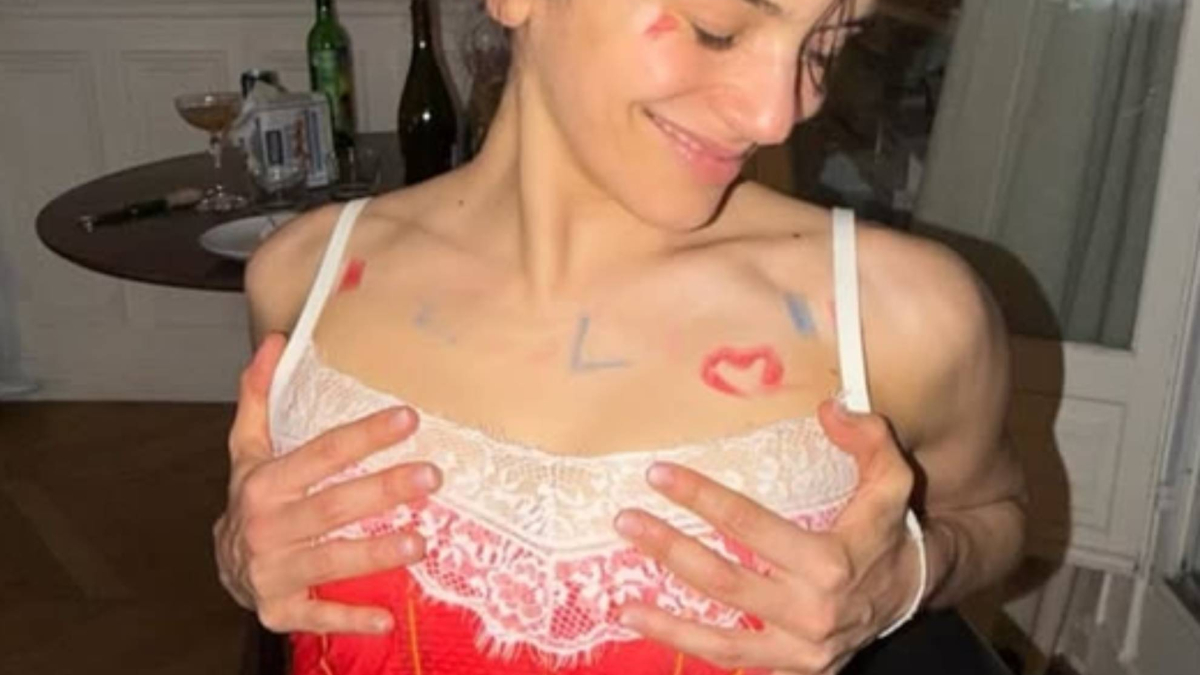 Rosalía manda un mensaje de amor con un top de España con encajes: "FIFA y puntas"