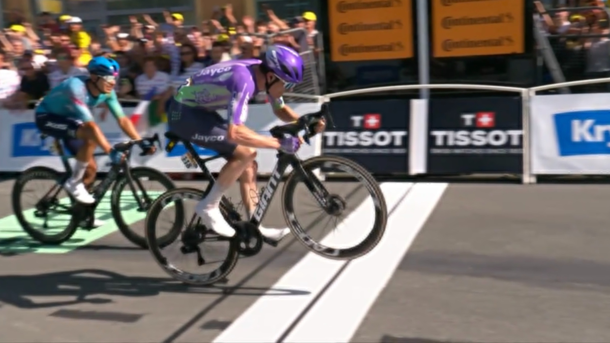 Schmid gana la batalla de Belfort y Pidcock incendia el Tour desde la fuga