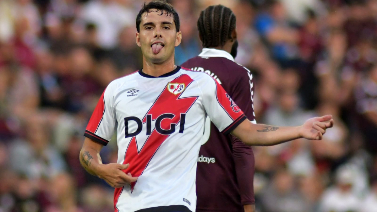 Sergio Camello sigue con su racha goleadora en la derrota del Rayo Vallecano