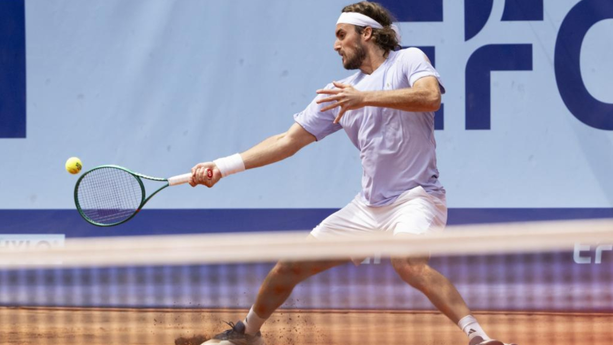 Tsitsipas vuelve a una final 16 meses después