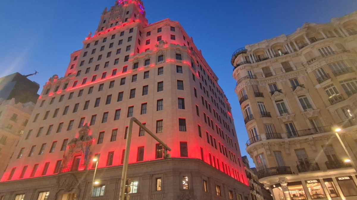 La Gran Vía se tiñe de rojo para apoyar a la Selección