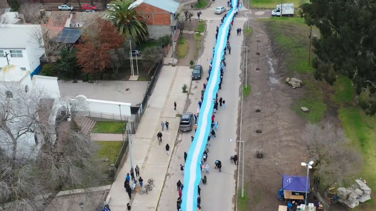 Argentina despliega su bandera más grande en la comunidad de Batán