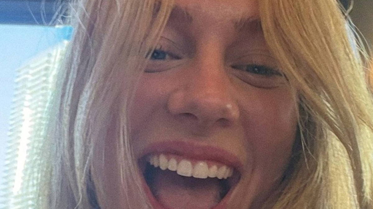Ester Expósito celebra el triunfo de España dejando atrás la foto con la camiseta de Francia que se le 'coló' a Mbappé