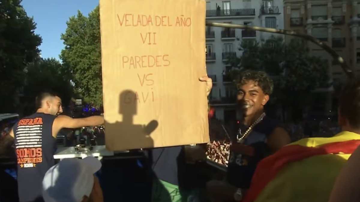 La pancarta más viral: "Velada del Año VII: Paredes vs Gavi"