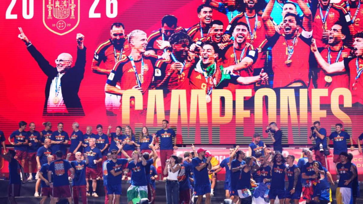 Fiestón en Cibeles con los héroes: «Viva España y viva el Rey»