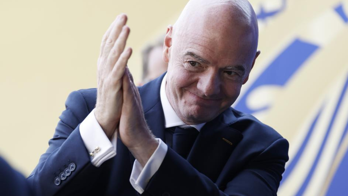 La UEFA carga contra la FIFA: "No le corresponde vender el fútbol"