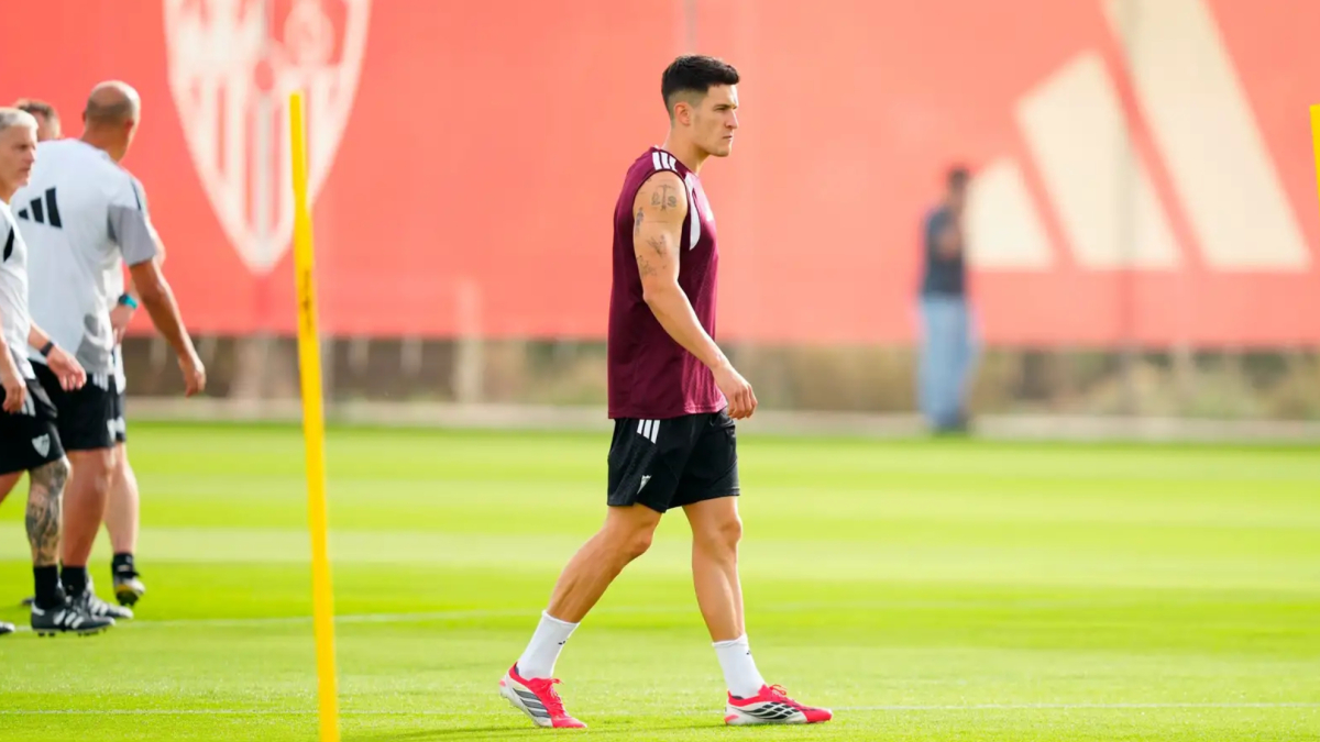 Castrín regresa con el grupo del Sevilla tras superar su lesión
