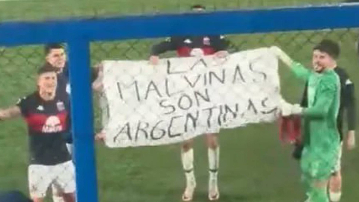 La pancarta «las Malvinas son argentinas» vuelve al fútbol con el cántico «¡el que no salta es un inglés…!»