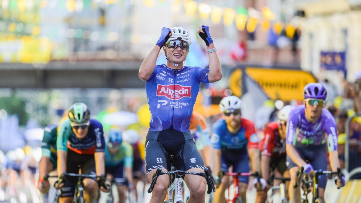 Una clásica en pleno julio y en el Tour: Philipsen sobrevive a la locura y se desquita en Voiron