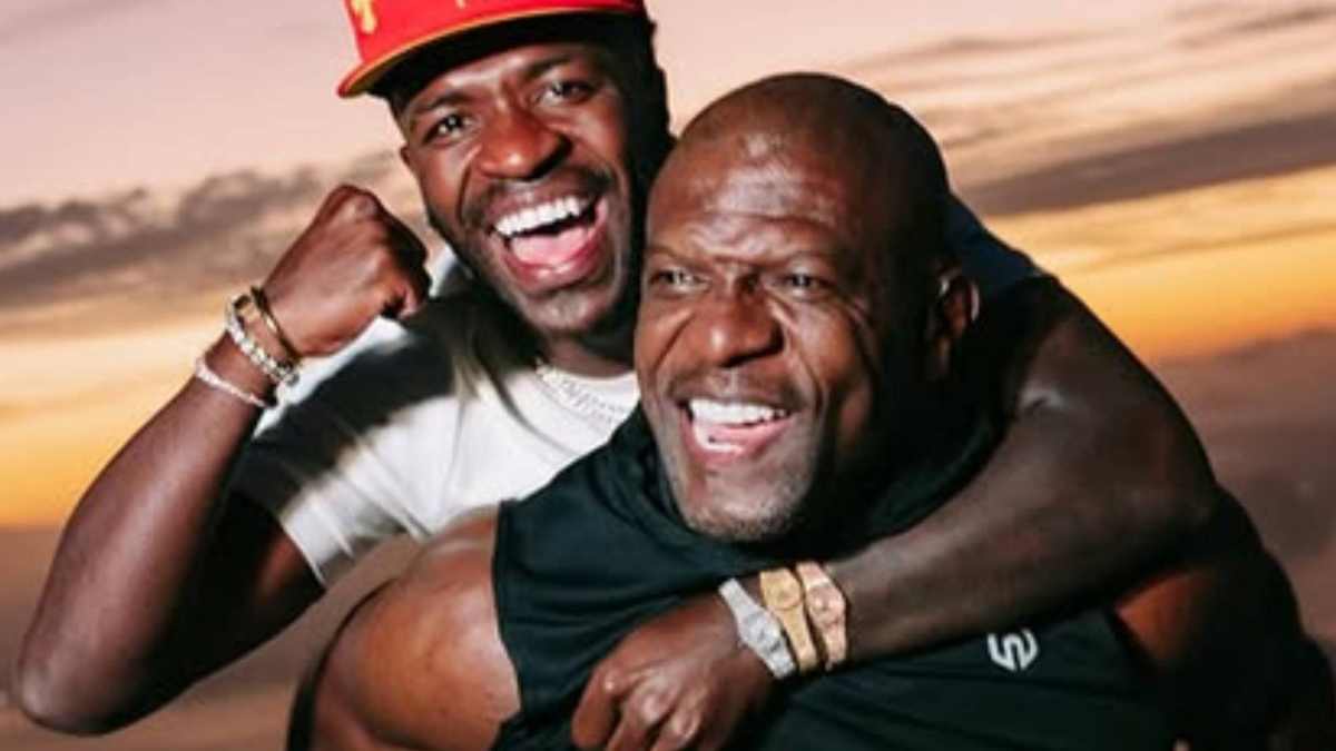 Vinicius gây chú ý trên mạng xã hội khi đăng video cùng diễn viên Mỹ Terry Crews tại tượng Chúa Cứu Thế Rio de Janeiro. (Ảnh: MARCA)
