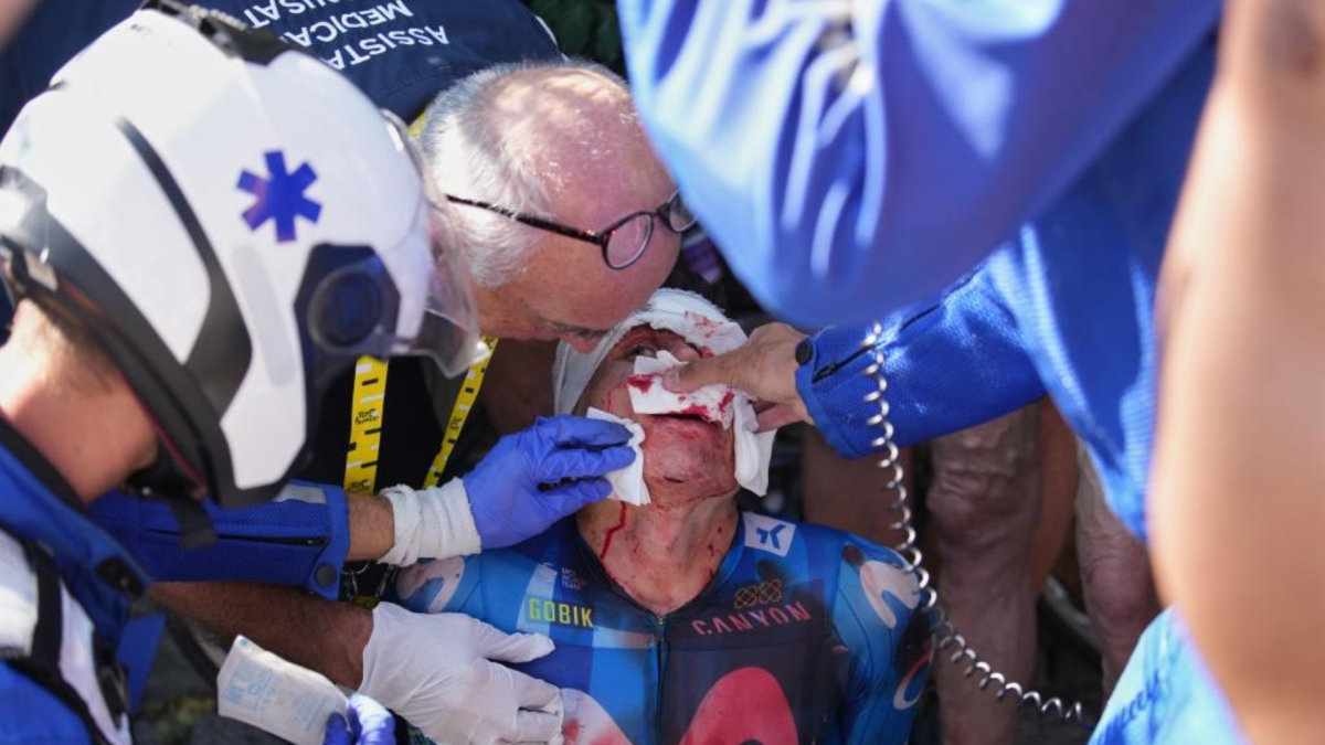 Einer Rubio abandona el Tour tras impactar con el coche de UAE en el Alpe d'Huez