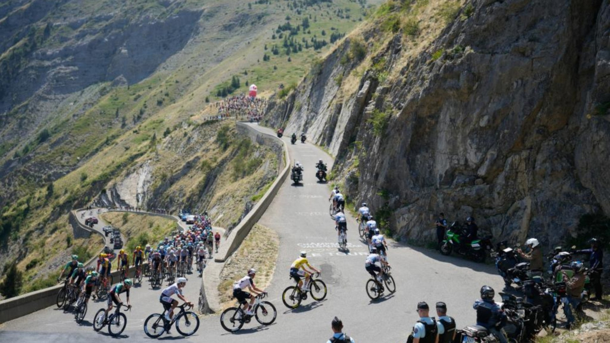 MARCA, en un Alpe d'Huez que vive entre la fiesta y el miedo: "Hay gente que cree que esto es un carnaval"