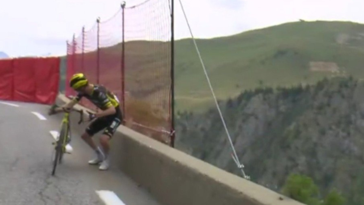 El colmo de la mala suerte: Kuss sobrevive a una doble caída cuando acariciaba la victoria en Alpe d’Huez