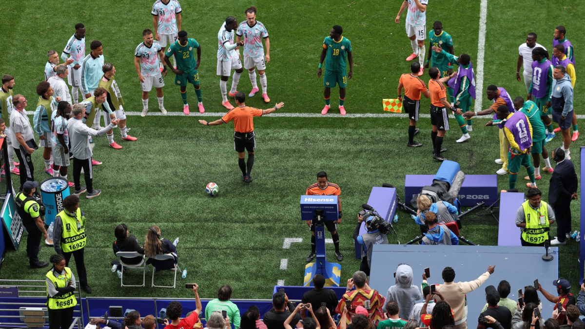 UEFA pone freno al VAR: menos revisiones y más autoridad para el árbitro