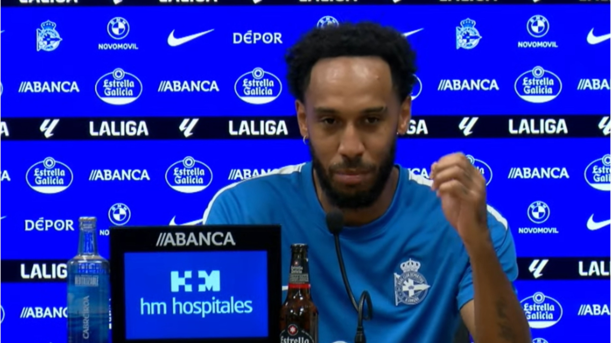 Aubameyang se muestra emocionado en su presentación con el Deportivo