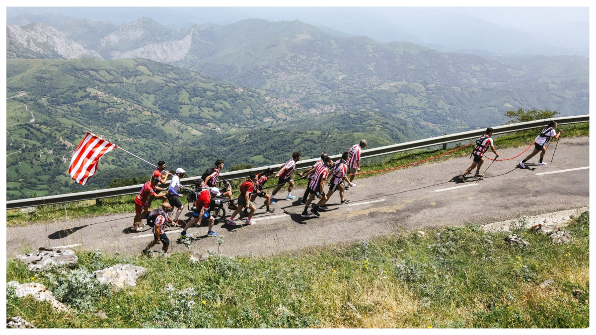 Capi, un atleta con ELA, insieme a giocatori del Sporting, scalda il monte Angliru