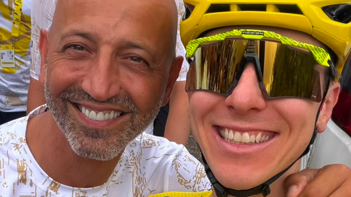 Pogacar e Matxin condividono un momento dopo la vittoria al Tour de France, un successo che ha scritto la storia del ciclismo