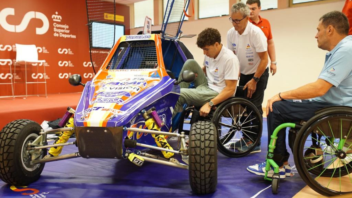 Marc Roma, figlio di Nani Roma, presenta il suo veicolo adatto al motorsport in un evento a Madrid