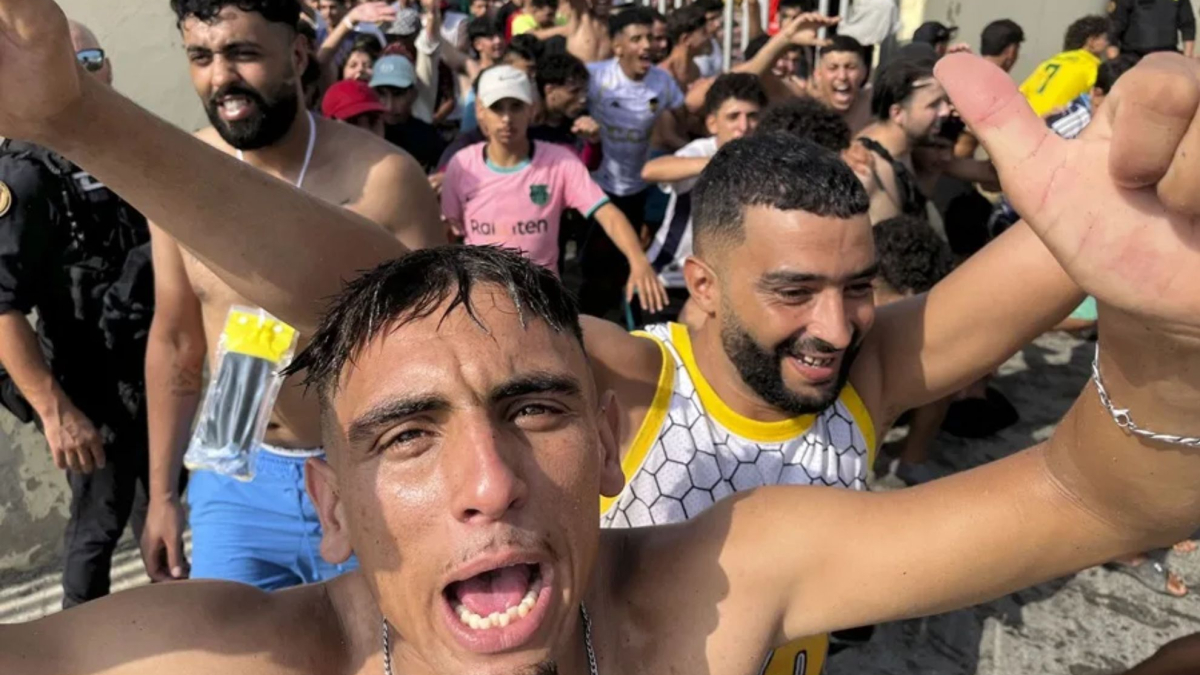 Los polémicos testimonios de dos marroquíes que acaban de saltar la valla de Ceuta: “Me expulsaron de Holanda”