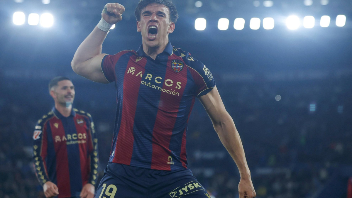 Carlos Espí, un giovane talento del calcio, abbraccia i tifosi dopo un gol decisivo