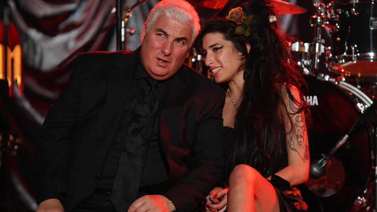 Mitch Winehouse dovrà pagare a ex compagne di casa di Amy Winehouse