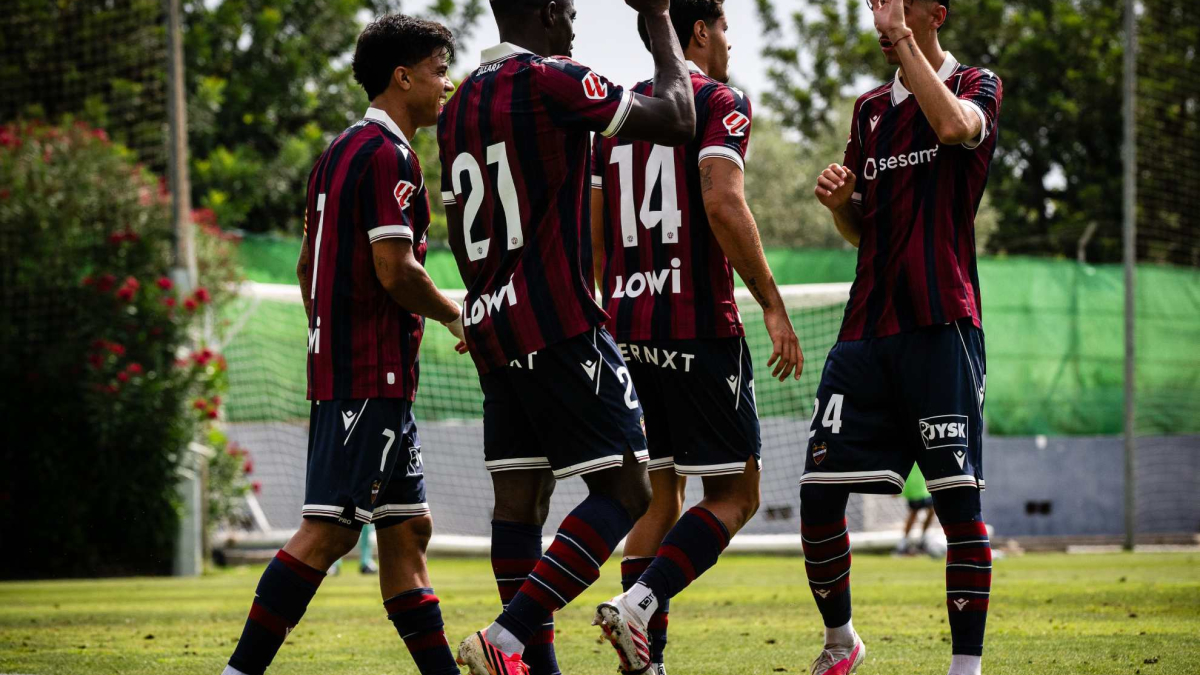 Giocatori del Levante festeggiano il gol contro l'Albacete in pretemporada