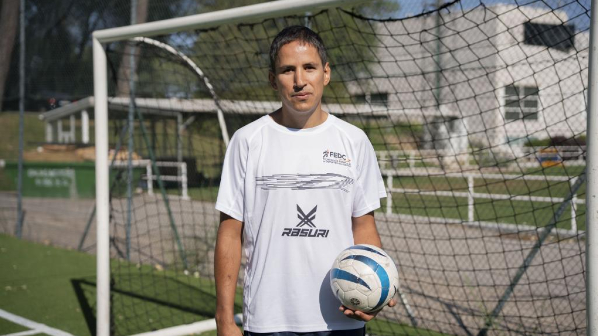Adolfo Acosta, capitano della squadra di calcio per ciechi, festeggia 25 anni di carriera