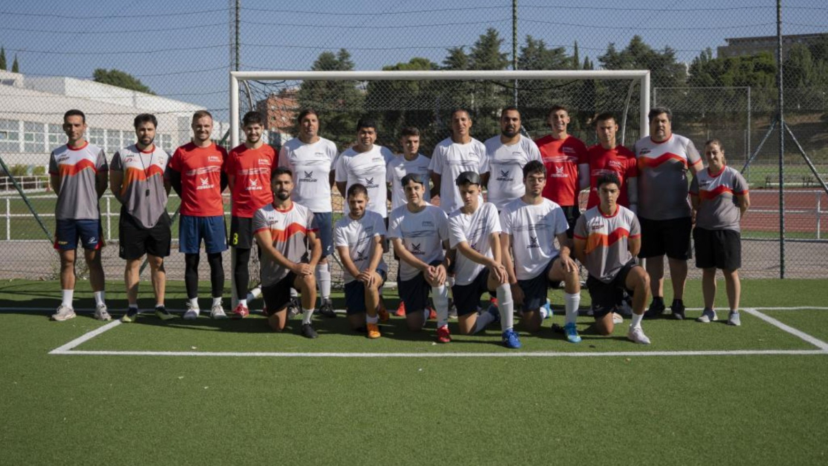 Squadra spagnola di calcio a 5 per ciechi in allenamento per il Europeo di Estrasburgo, con giocatori che usano bastoni e antifaccia