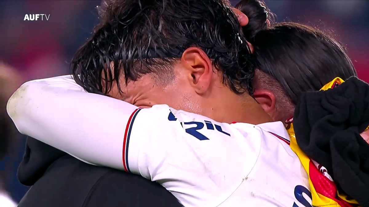  Los Dos Santos, el abrazo que conmueve al fútbol: padre, hijo... y rivales 