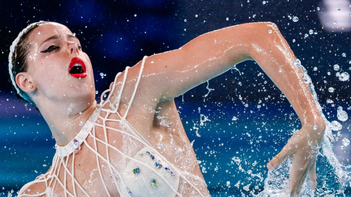 Iris Tió esegue una coreografia emozionante per vincere l'oro europeo in natazione artistica