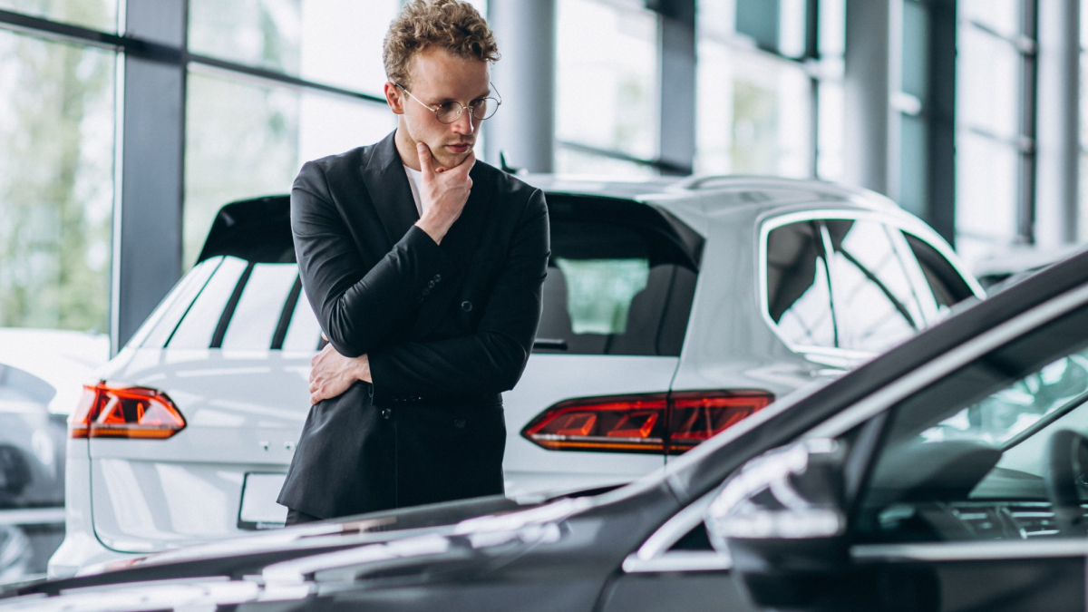 Un'auto ibrida tradizionale con un'indicazione di valore residuo del 65% dopo tre anni