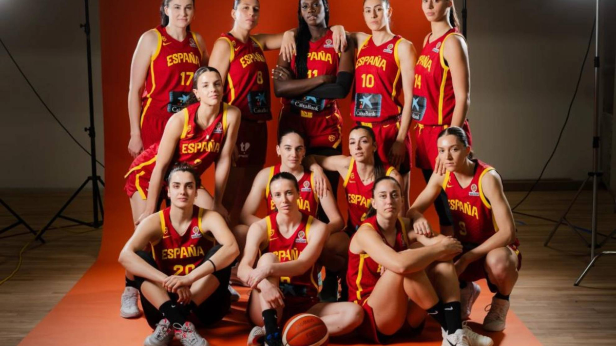 Squadra spagnola di basket femminile in allenamento prima del Mondiale 2026, con giocatrici e tecnico in campo