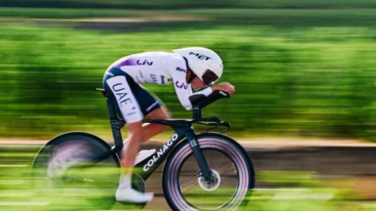 Paula Blasi in corsa durante una tappa del Tour de France, con il jersey bianco e la squadra UAE Team L'IMAD