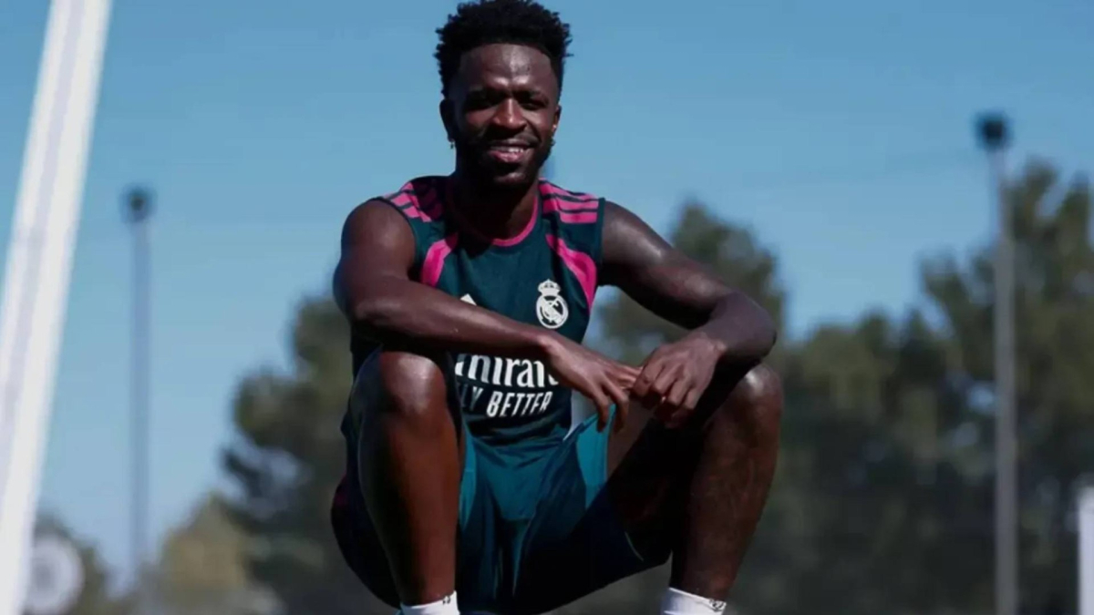 Vinicius e Mourinho durante un allenamento, con il futuro del brasiliano in sospeso