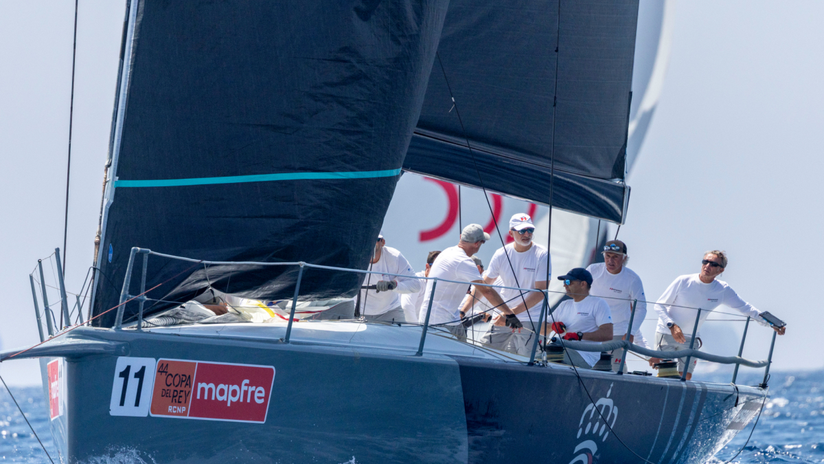 Il veliero 'Hispania' della Marina in azione durante la regata a Palma de Mallorca