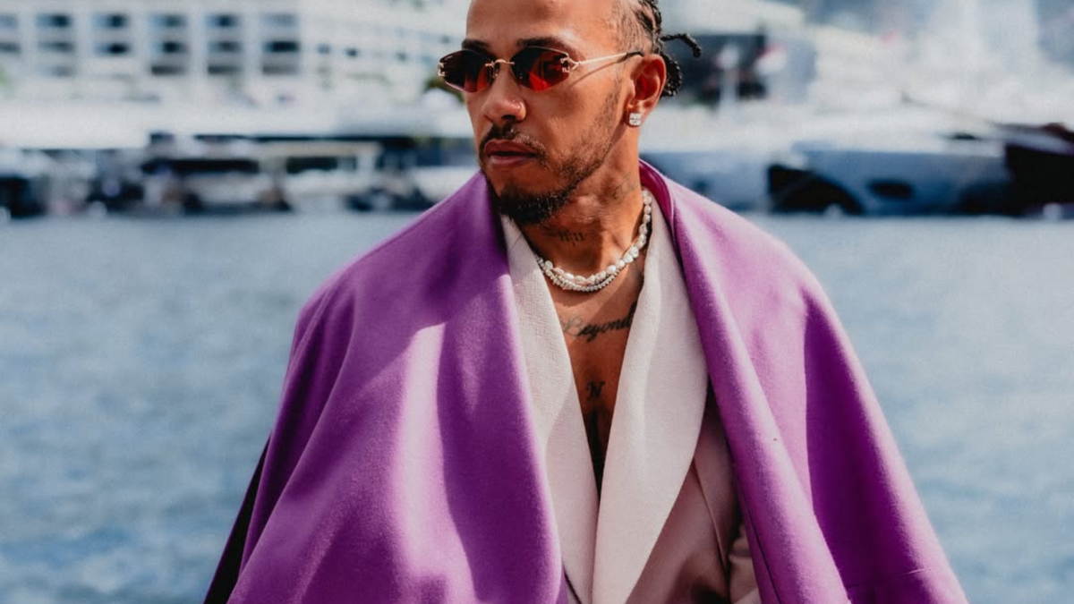 Lewis Hamilton si veste in modo stravagante in pista, suscitando commenti nel paddock