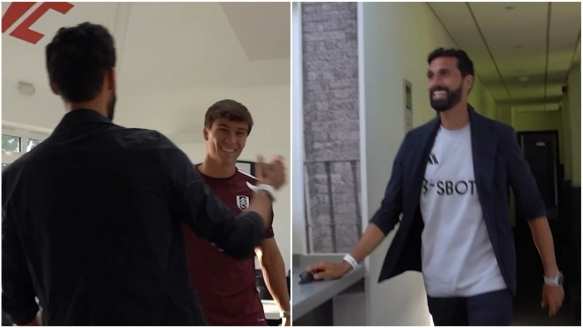 Tre giocatori si abbracciano in un momento di gioia al Fulham