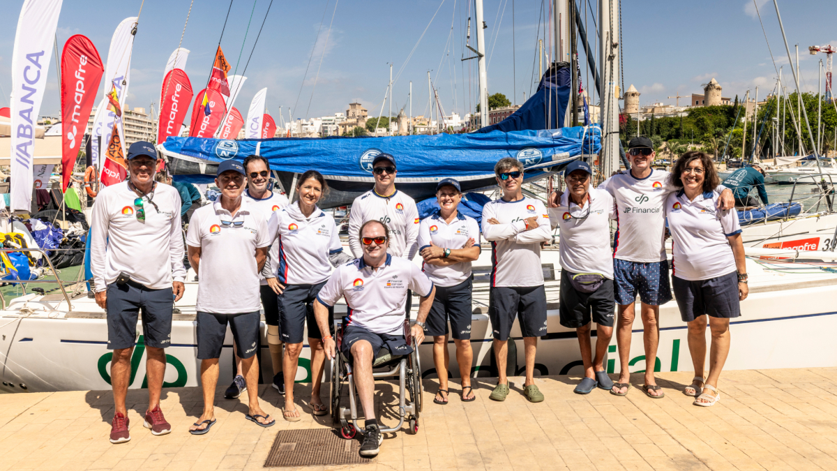 Squadra con disabilità in regata, barco in movimento, mare, competizione