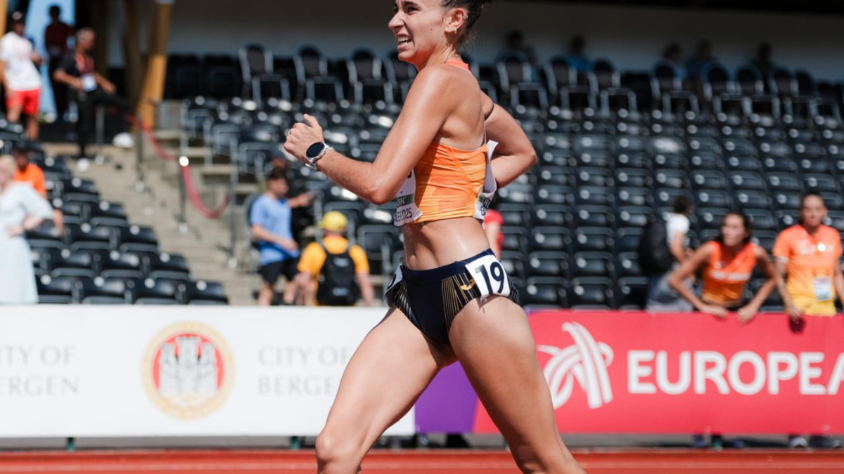 Atleta spagnola in preparazione per la maratona di marcia, con sguardo determinato e motivazione alta