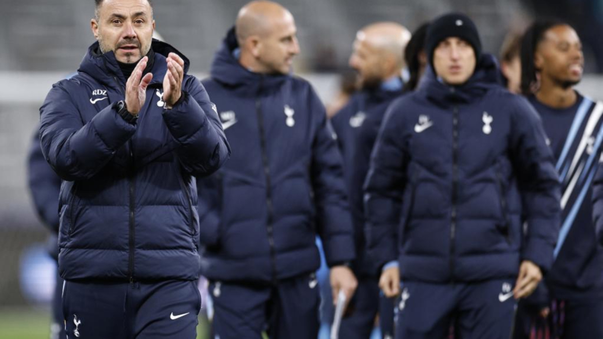 De Zerbi con i giocatori del Tottenham in una cena dopo la vittoria