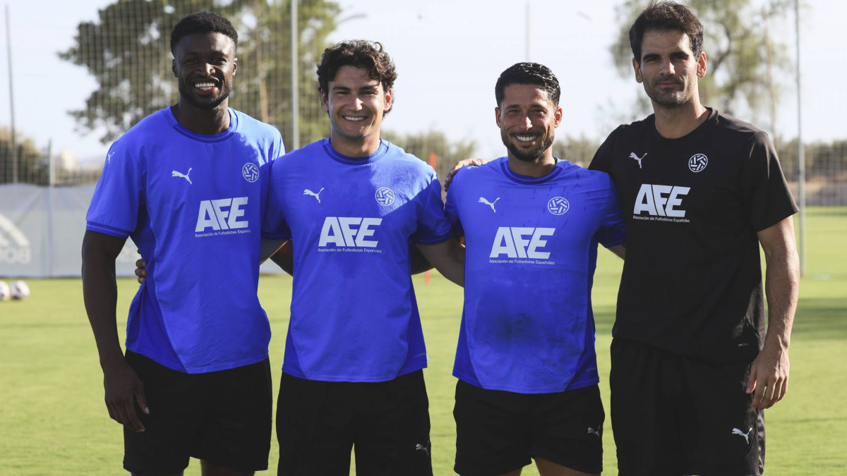 Calciatori senza squadra si allenano in AFE, preparandosi al mercato. Sono in campo con squadre locali