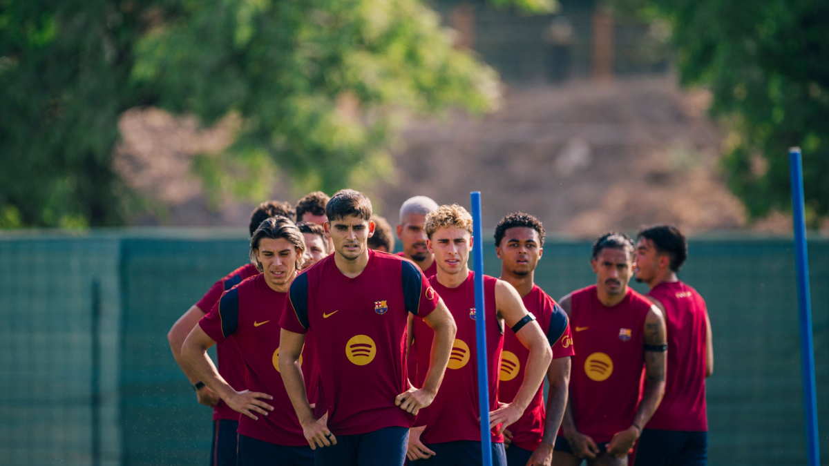 Giocatori del Barça durante un allenamento, con il comunicato ufficiale che annula l’amichevole a Tanger