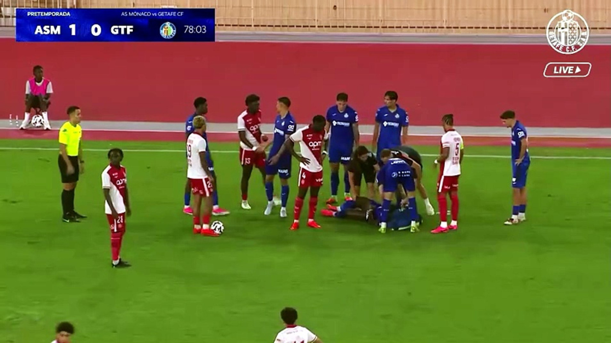 Giocatori del Getafe e del Mónaco in campo durante un incontro amichevole, Uche si infortuna dopo un'ingente entrata