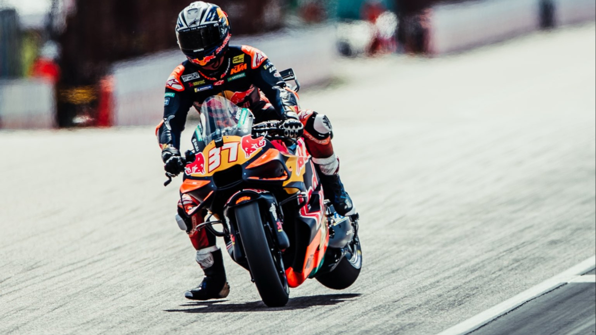 KTM ripara i motori dopo incidenti, tecnici e piloti in campo