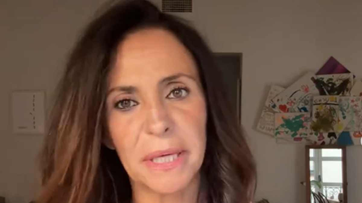 Melani Olivares in un video su social media reagisce alle critiche sul suo aspetto fisico e sottolinea l'importanza del processo naturale del tempo