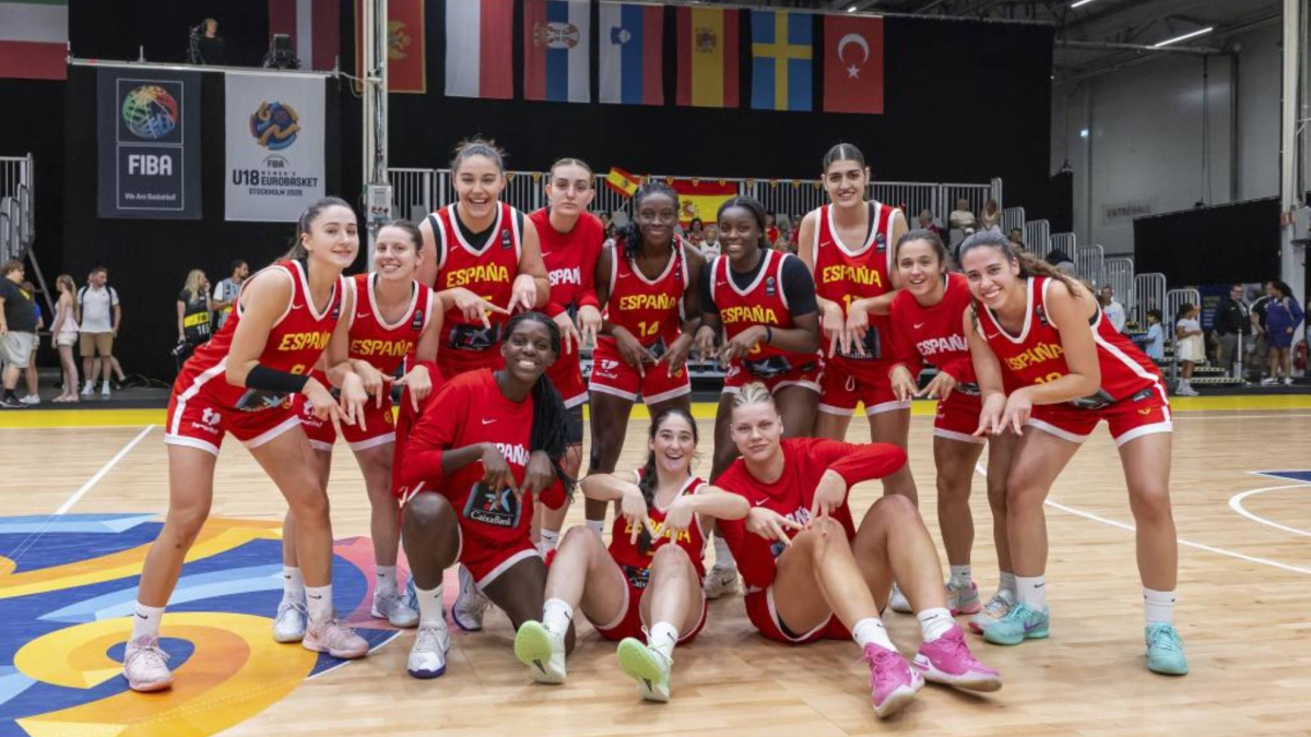 Squadra spagnola Under 18 in campo durante il Eurobasket, con un'ottima difesa e attacco
