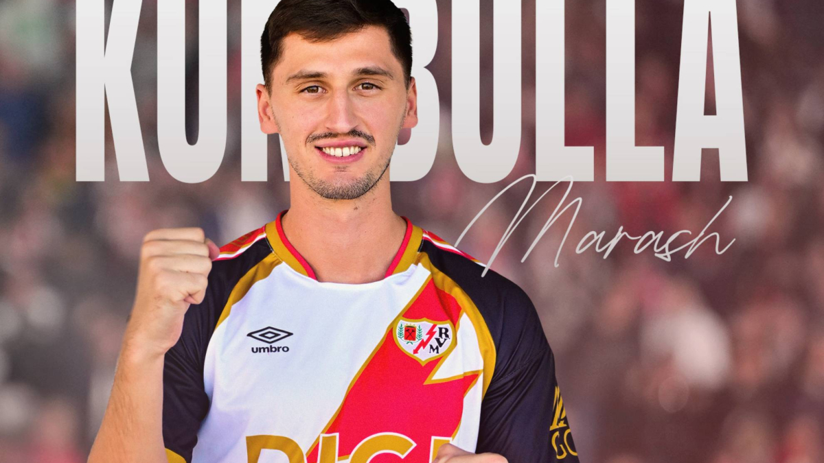 Difensore albanese Kumbulla in campo con il Rayo Vallecano durante un allenamento